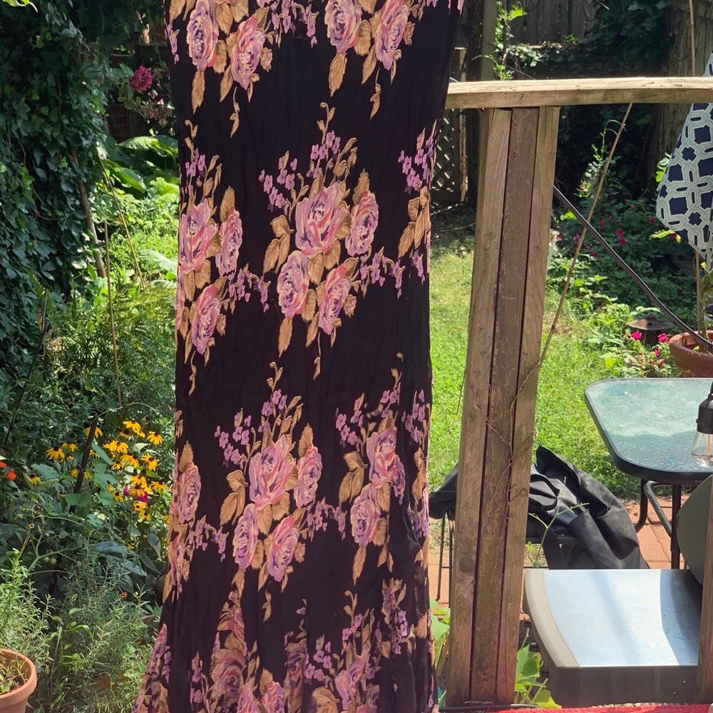 Feminine flowing midi dress - Picture 3 of 4